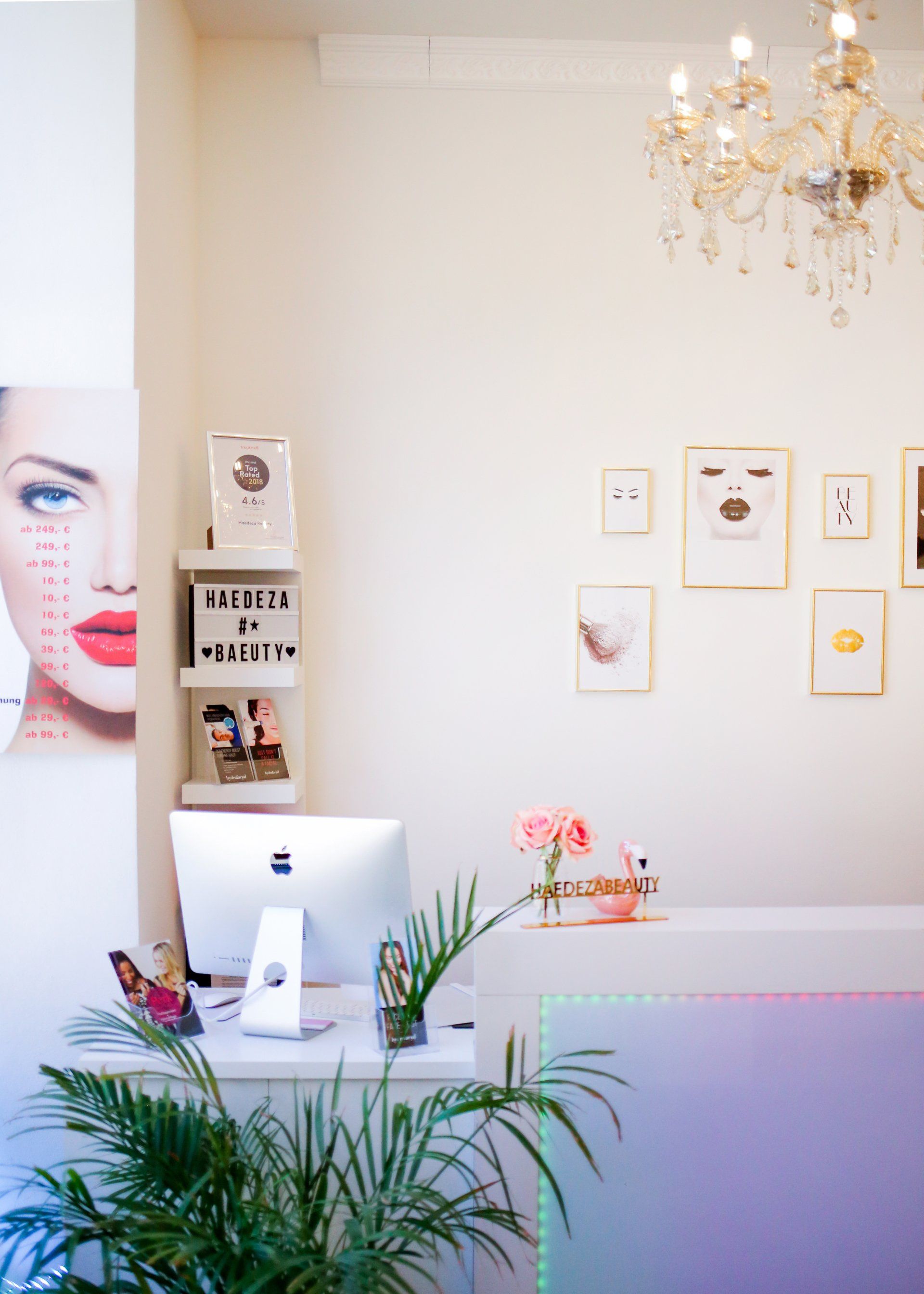 An der Wand über dem Schreibtisch hängt ein Bild einer Frau.