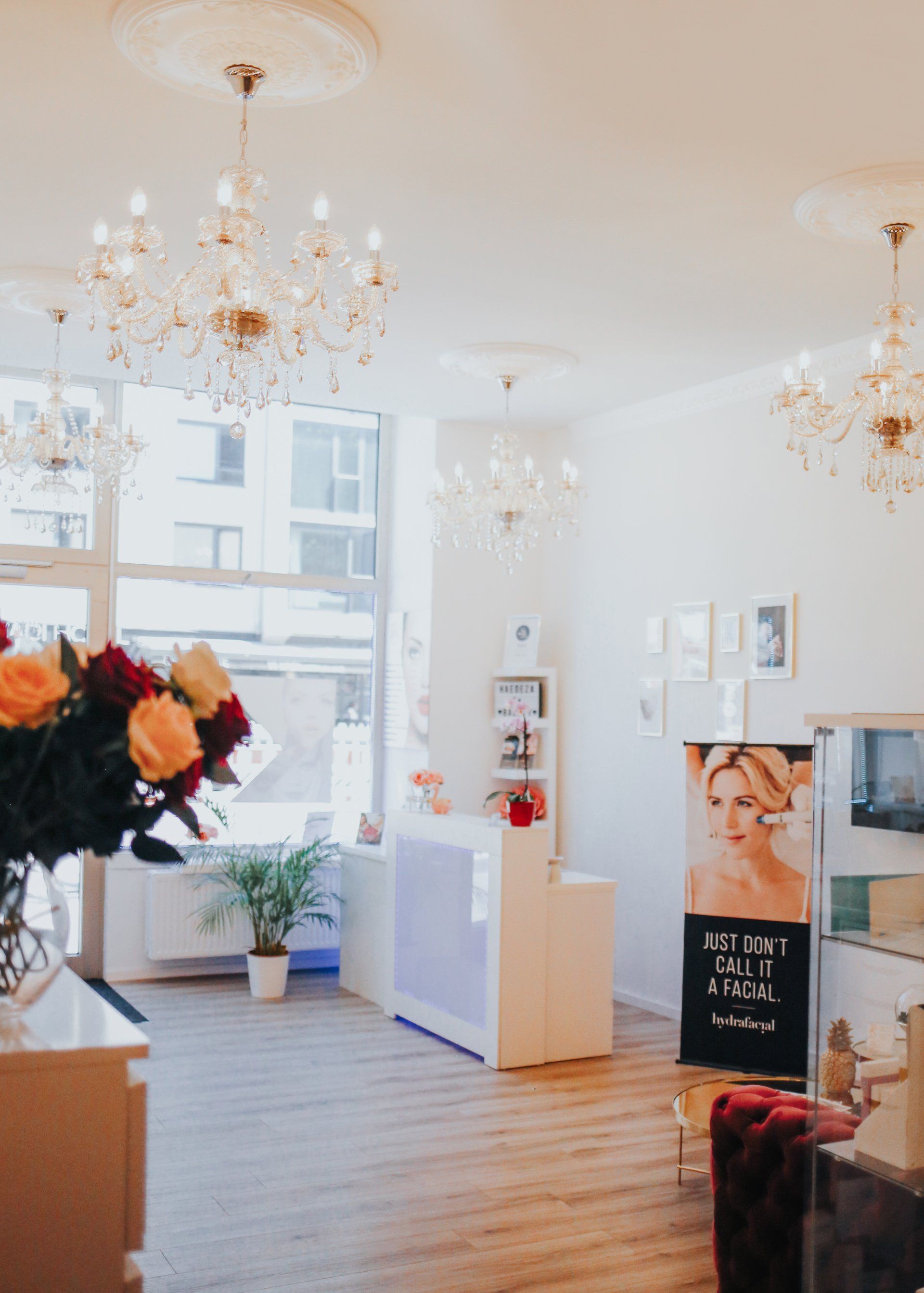 Ein Wohnzimmer mit einer Blumenvase und Kronleuchtern.