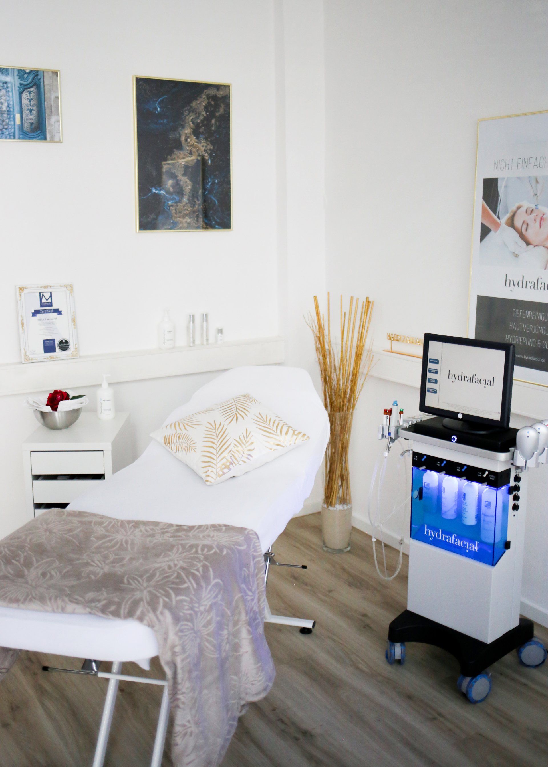 Ein Zimmer mit einem Bett und einem Computer auf einem Wagen