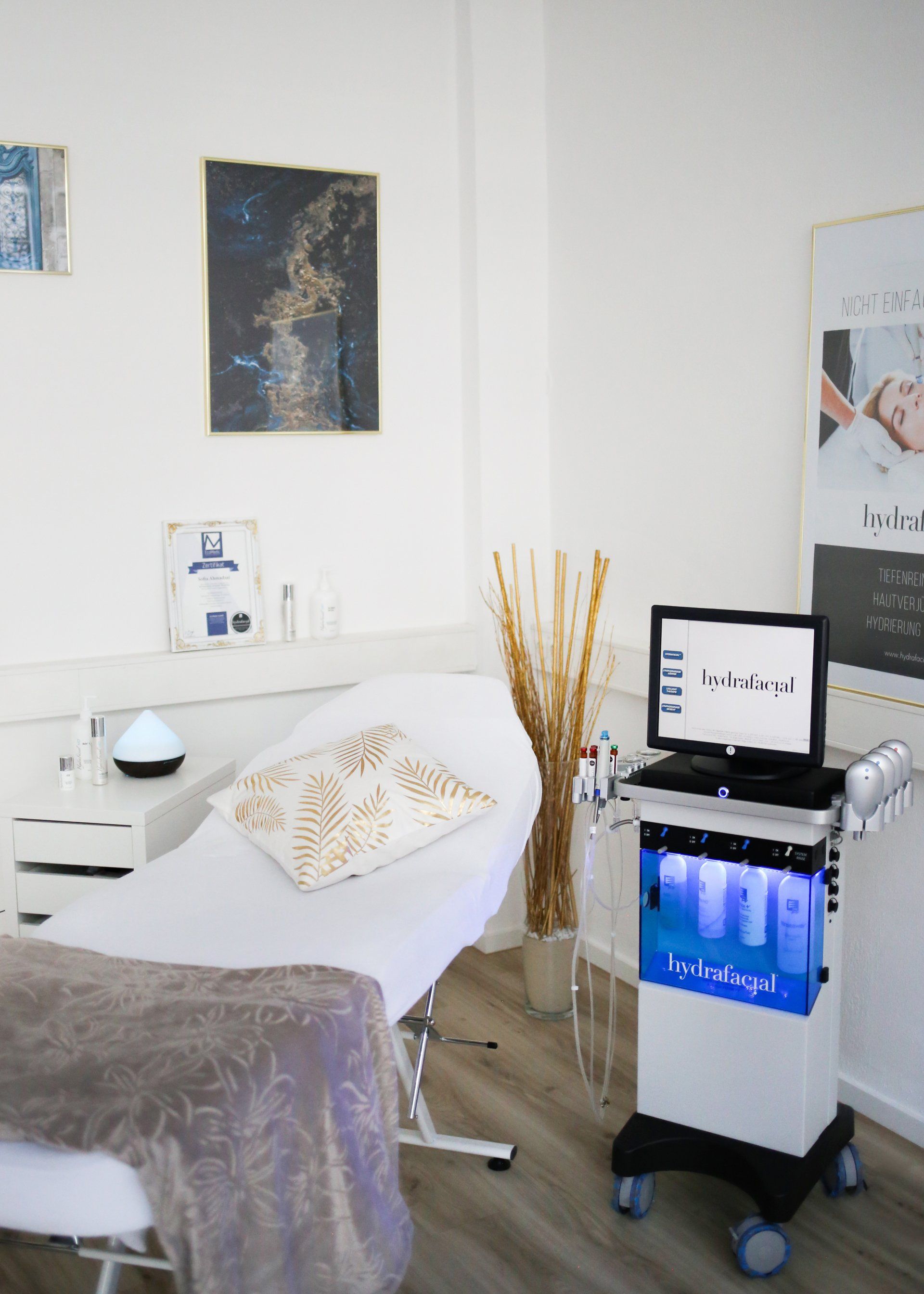 Ein Zimmer mit einem Bett und einem Computer auf einem Wagen