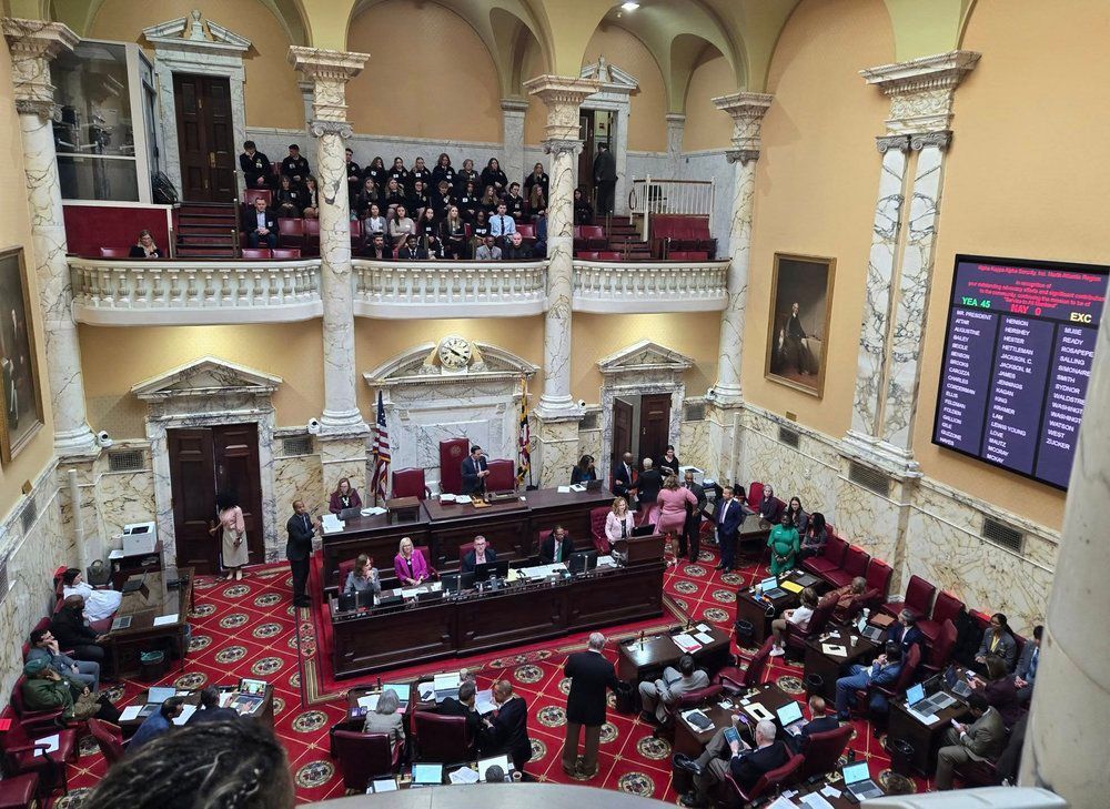 Inside the Maryland
chamber with two levels, people in attendance.