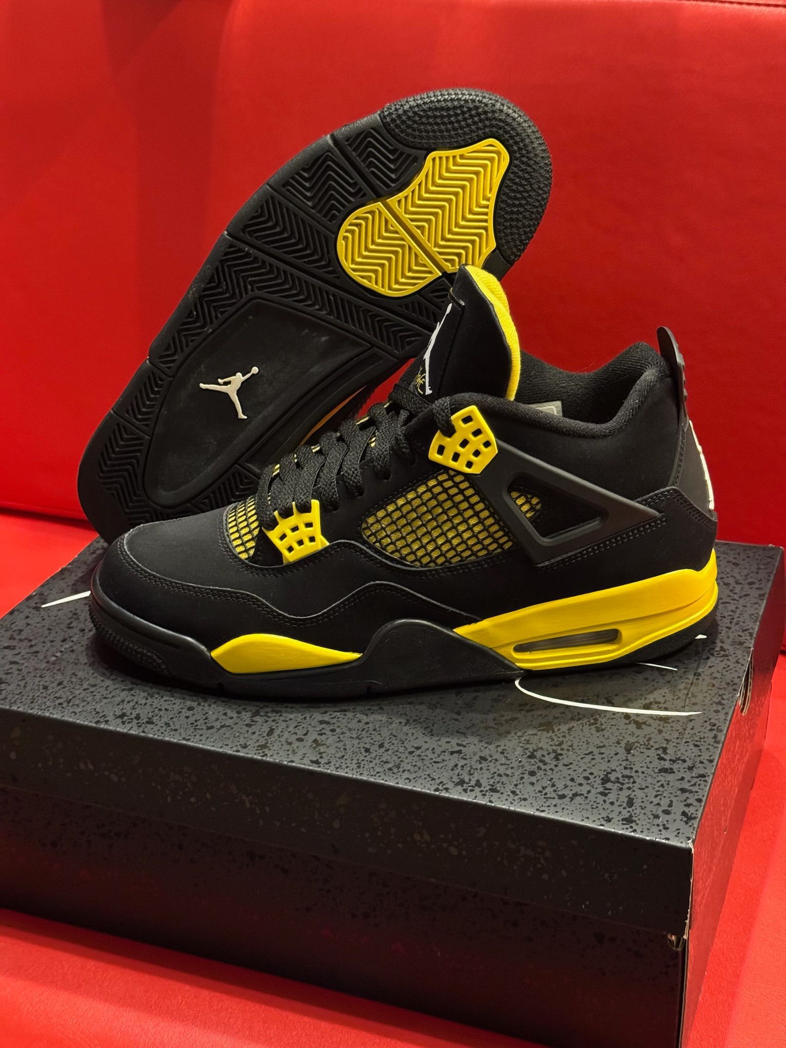 10M Jordan 4 Retro Thunder
