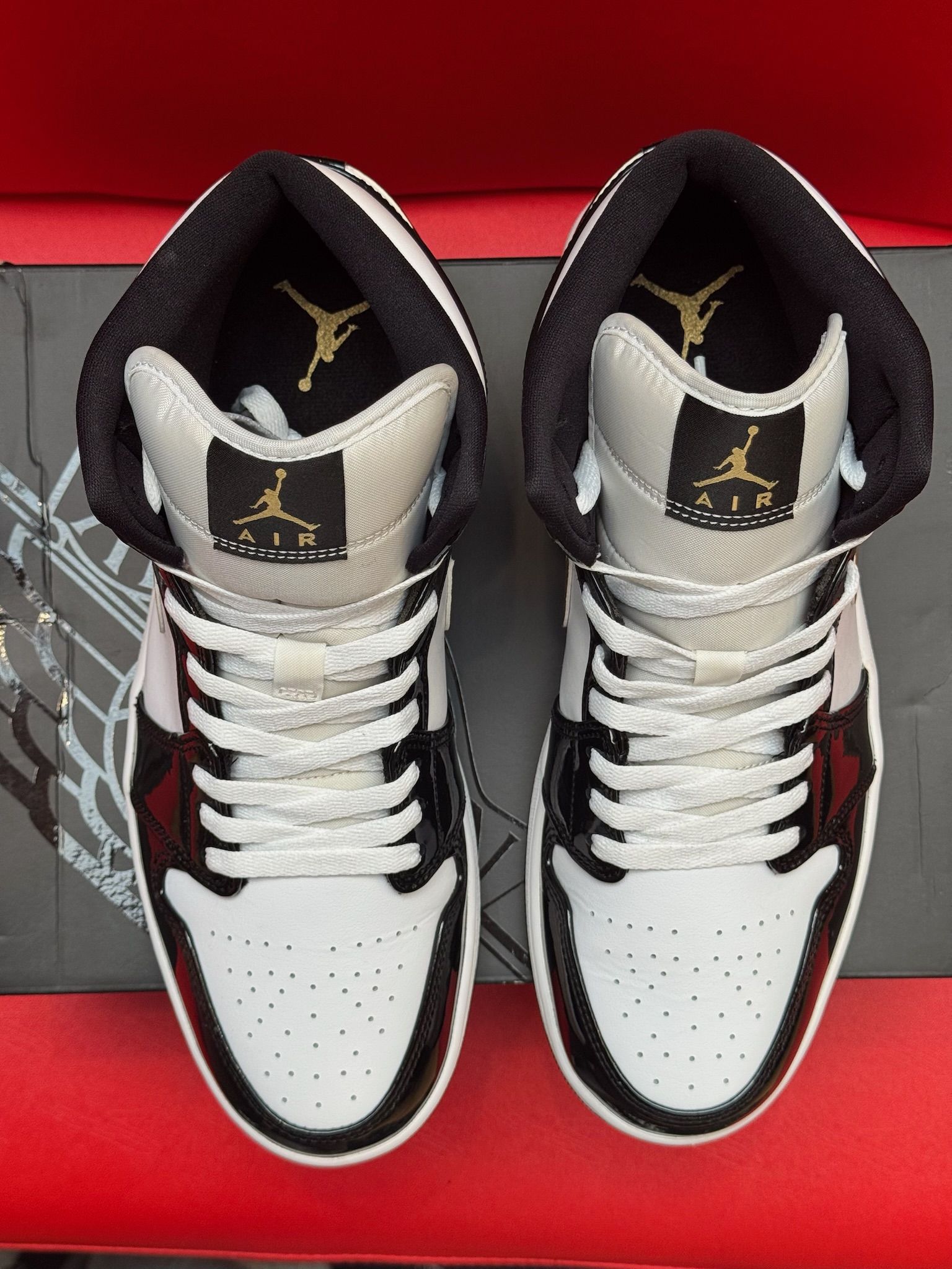 11. 5M Jordan 1 Mid Patent Blk Wht Gold