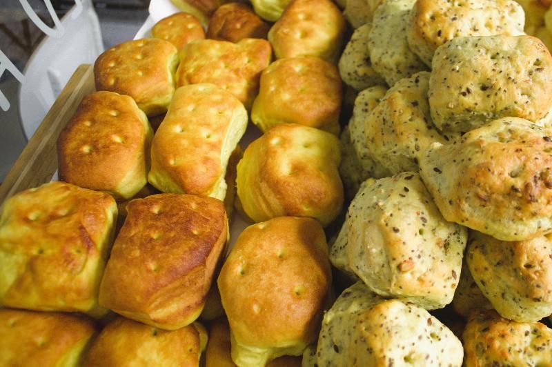 Vassoio di panini dorati e speziati alle erbe, pronti da mangiare.