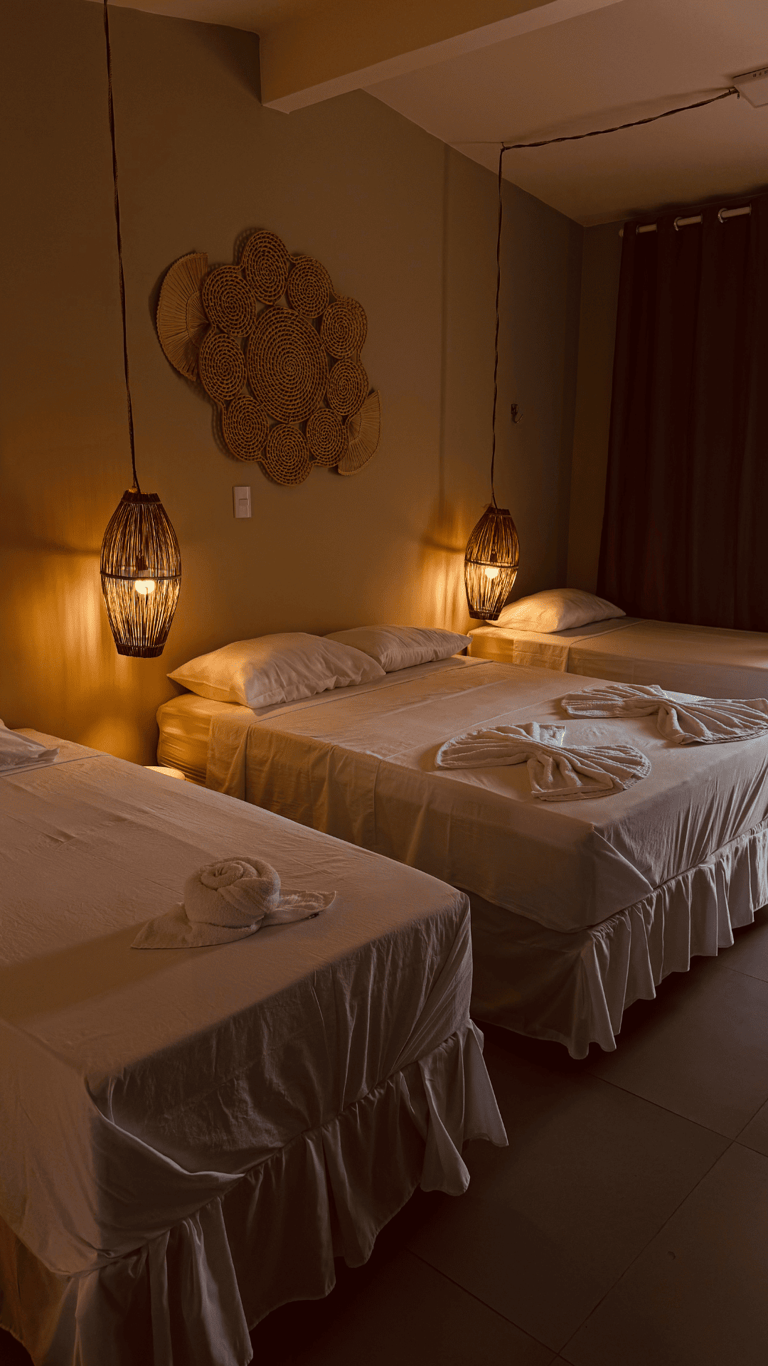 Um quarto de hotel com três camas e uma lanterna pendurada no teto. - Villa Manzuá