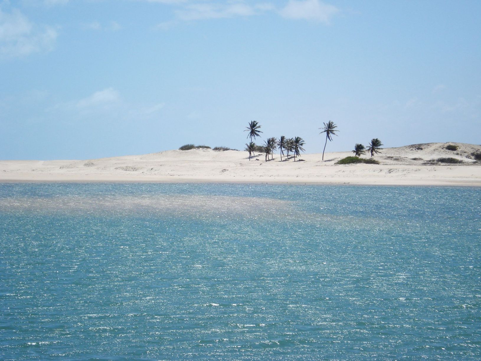 Uma pequena ilha no meio de um corpo de água - Villa Manzuá