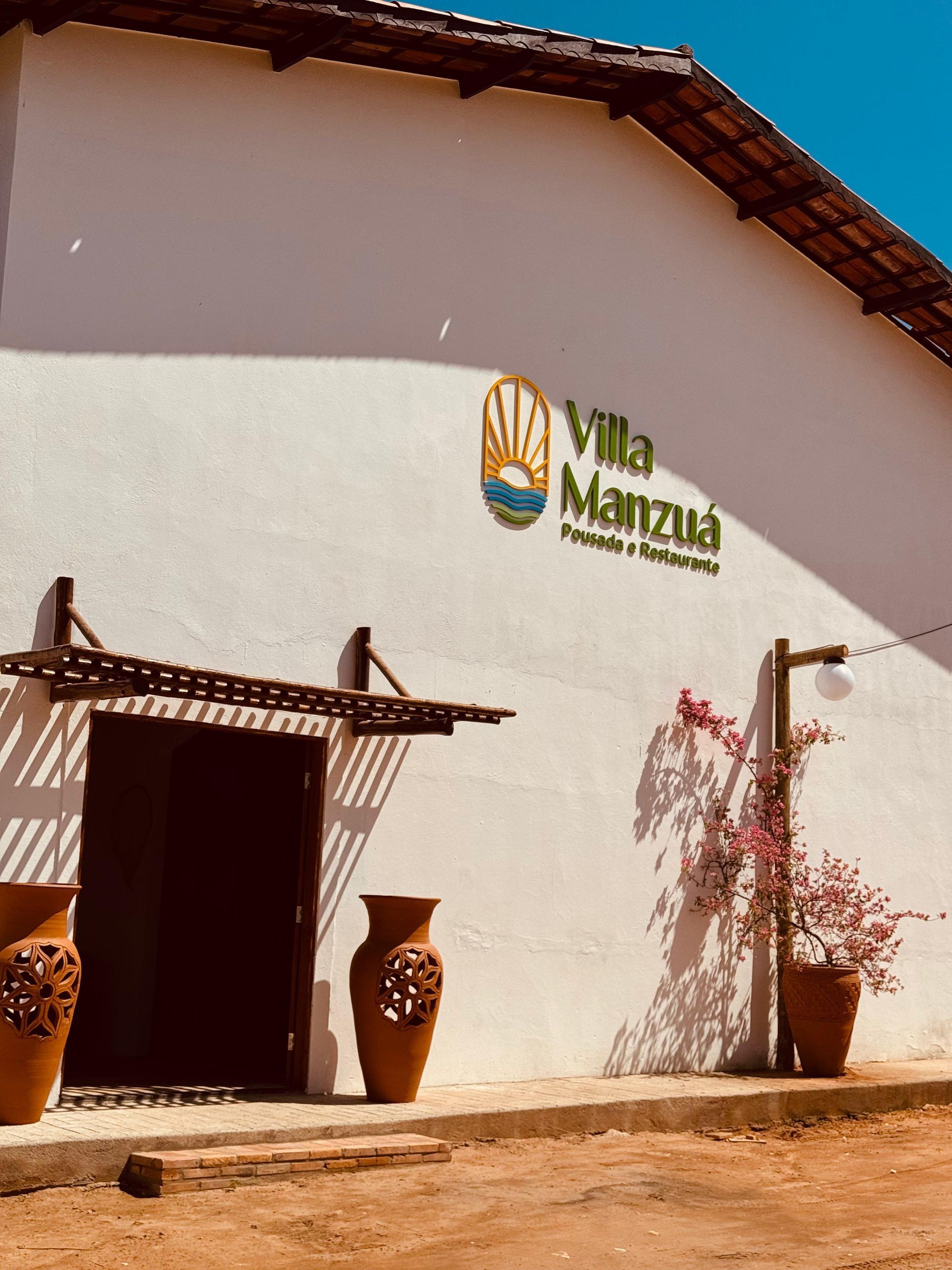 Um prédio branco com a palavra villa nele - Villa Manzuá