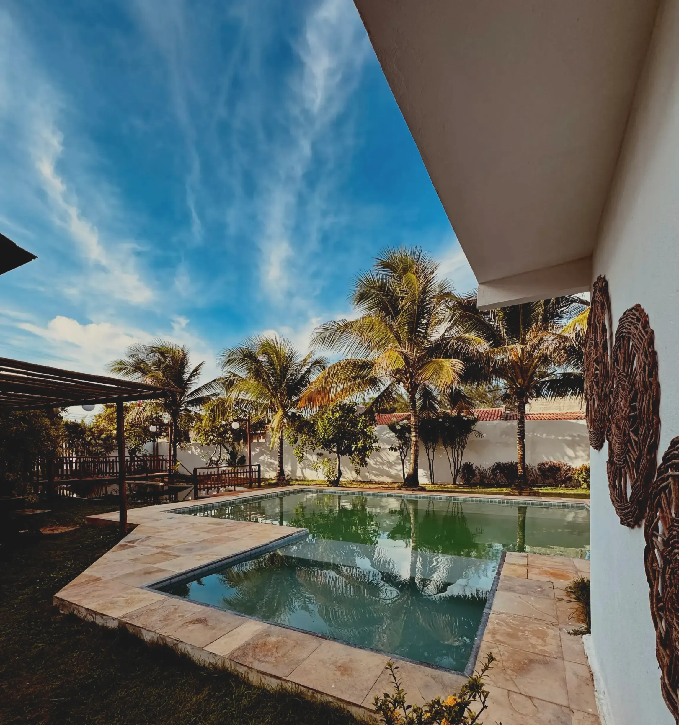 Há uma grande piscina no quintal de uma casa. - Villa Manzuá