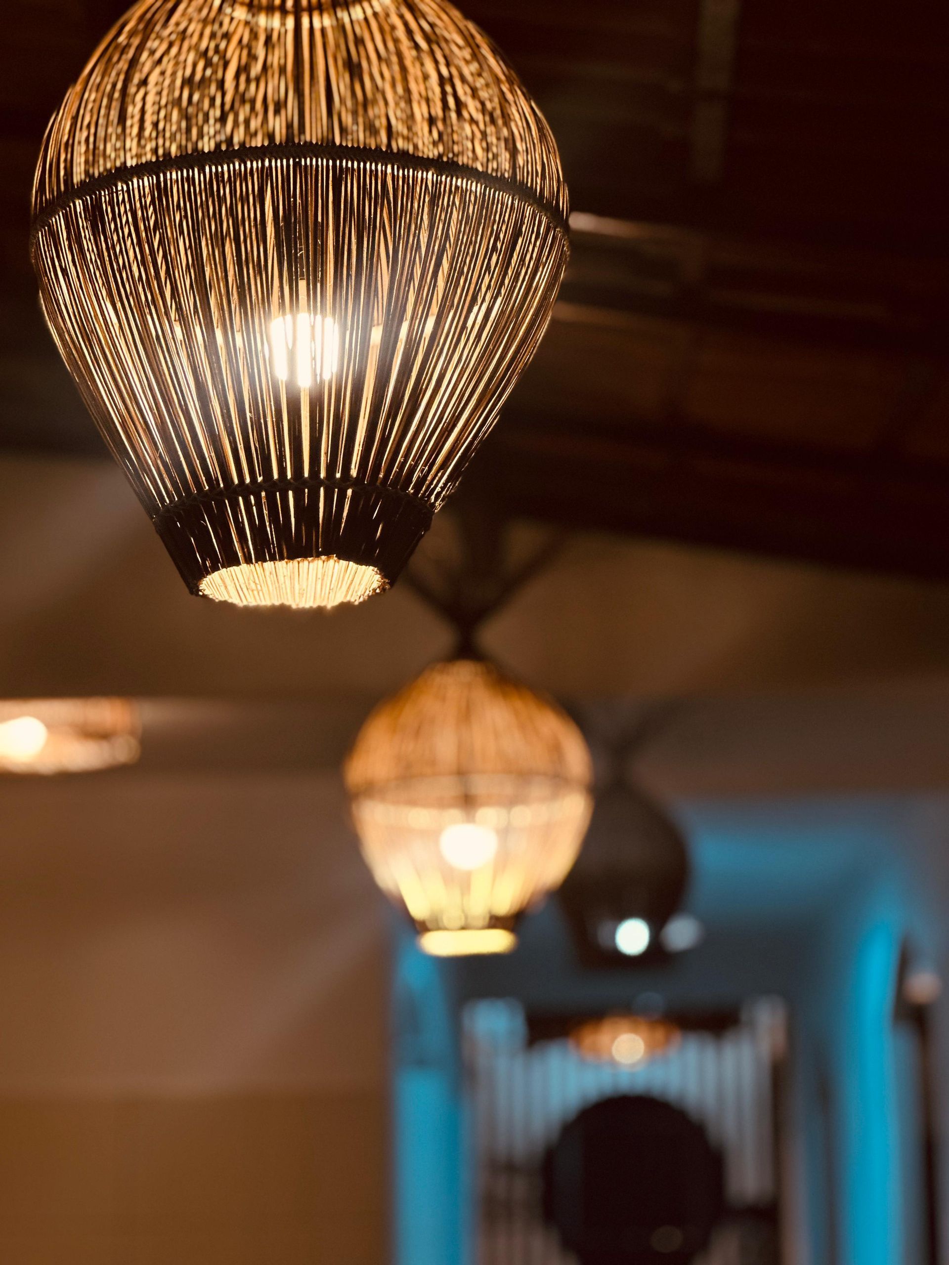 Um monte de luzes penduradas no teto em um quarto escuro - Villa Manzuá