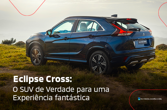 Um suv eclipse cross azul está estacionado em um campo gramado