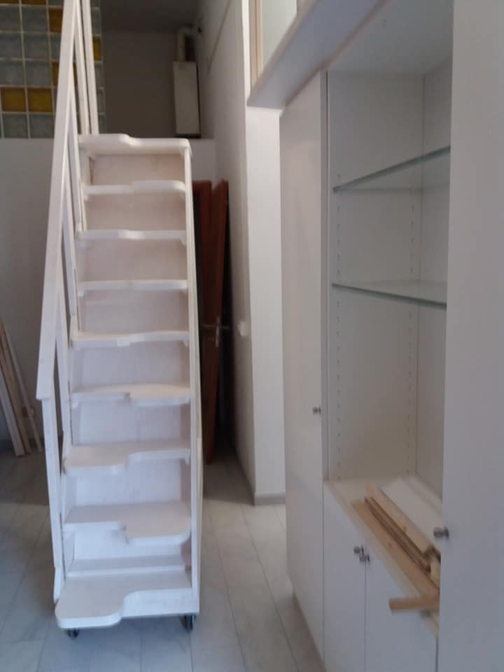 scala in legno bianca