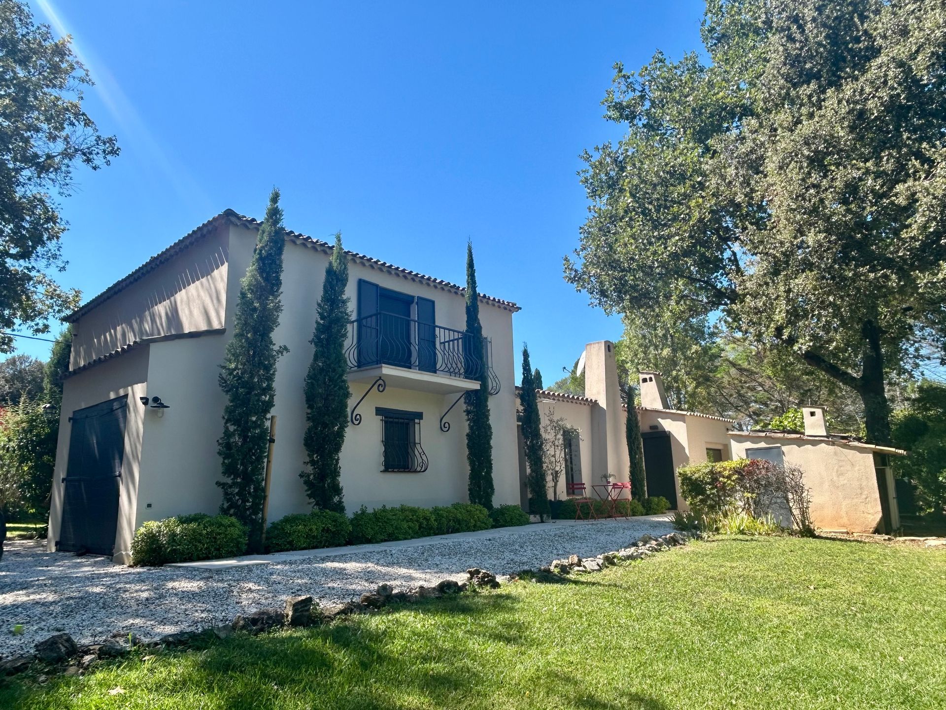 Maison avec piscine ; label « Sous Compromis », eau bleue, pelouse verte, arbres, ensoleillé.