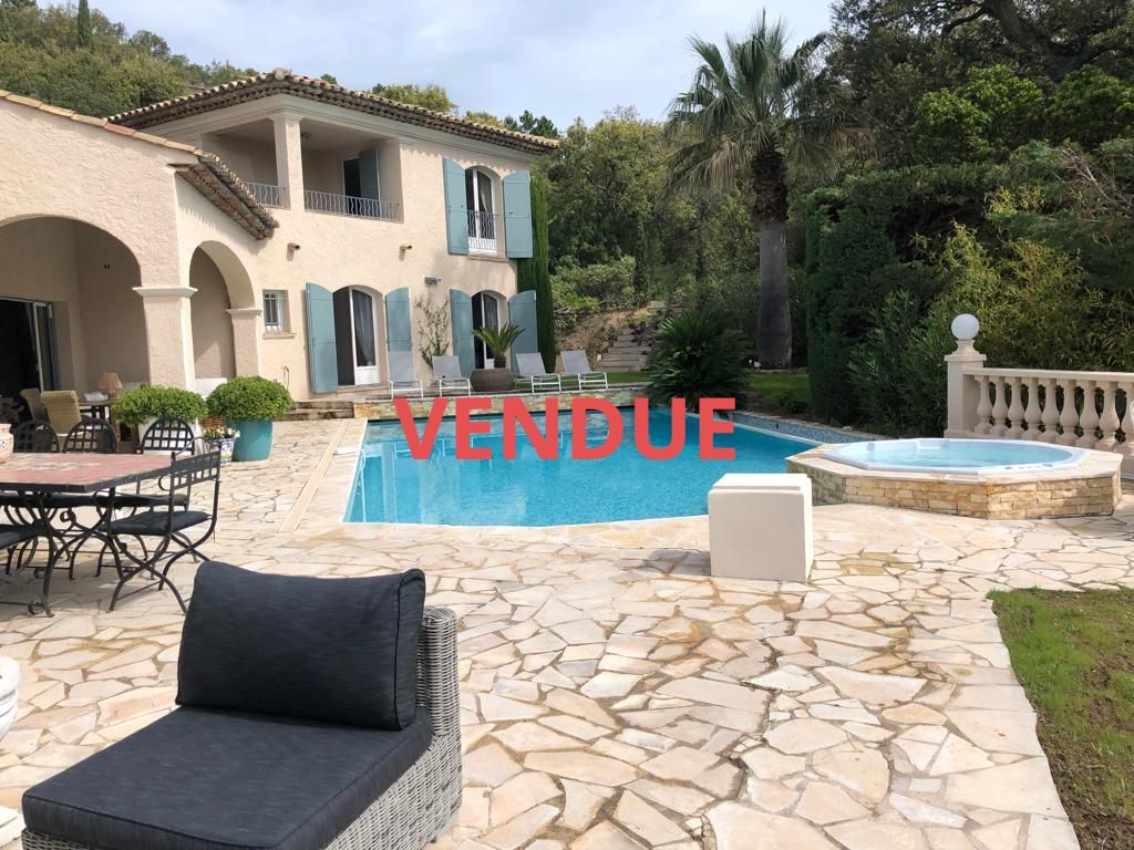 Maison avec piscine, VENDUE, terrasse en pierre, coin salon extérieur et végétation luxuriante.