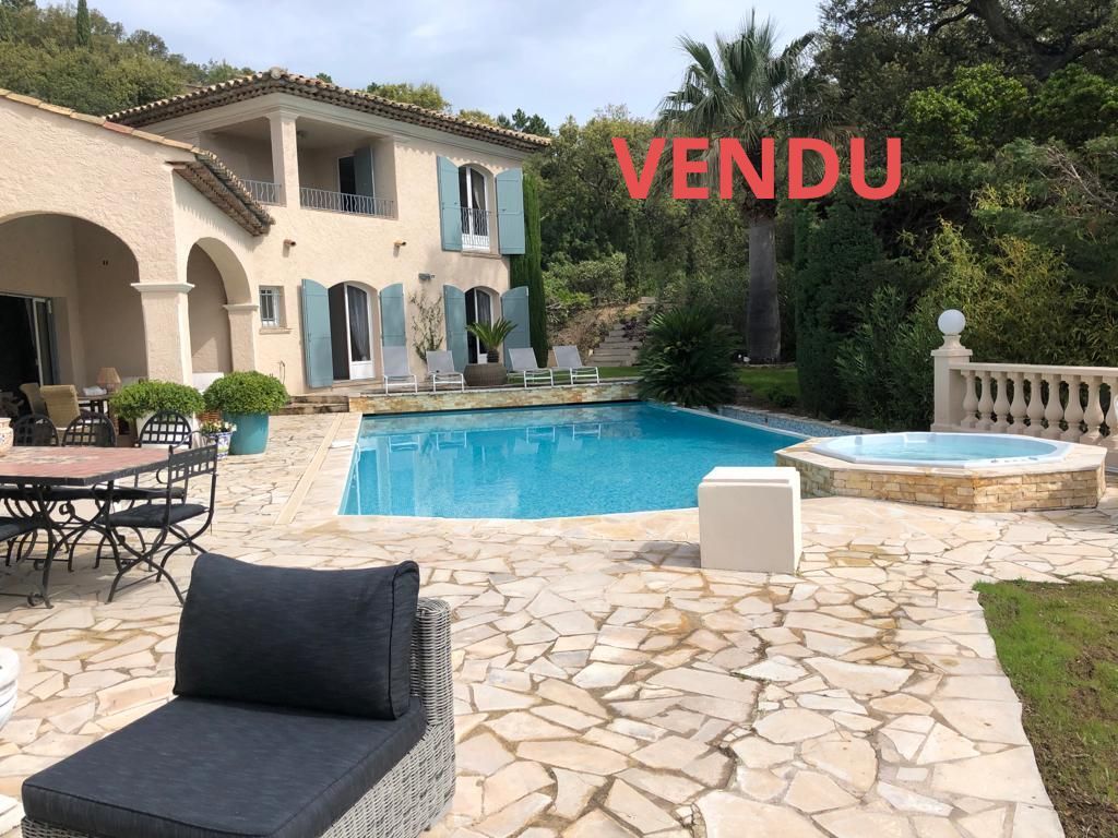 Patio en pierre avec piscine, jacuzzi et maison à deux étages. « VENDU » en face de la vue.