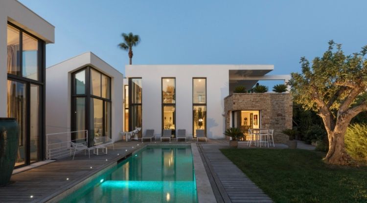 Maison moderne blanche avec piscine et inscription « SOUS OFFRE ».