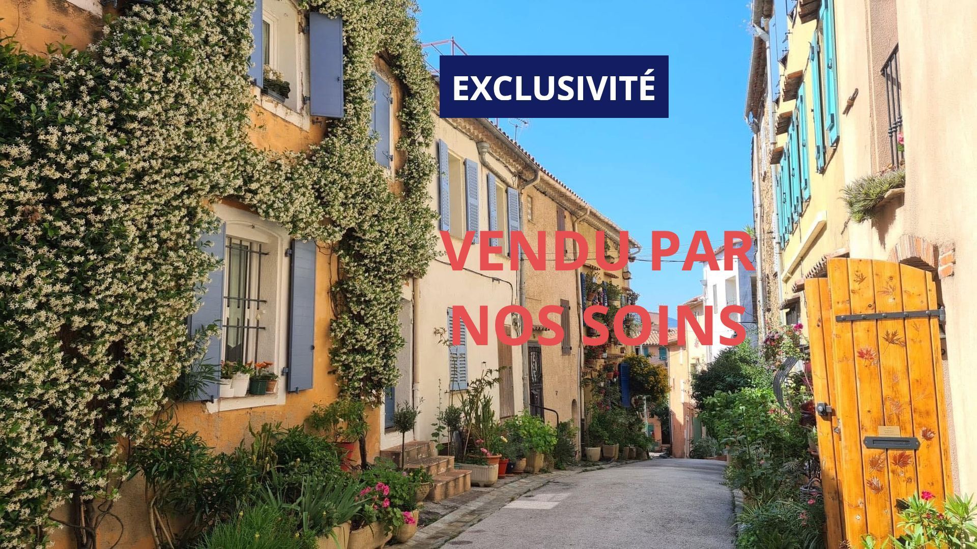 Ruelle étroite bordée de bâtiments en pierre et de plantes grimpantes ; texte « Vendu par nos soins ».