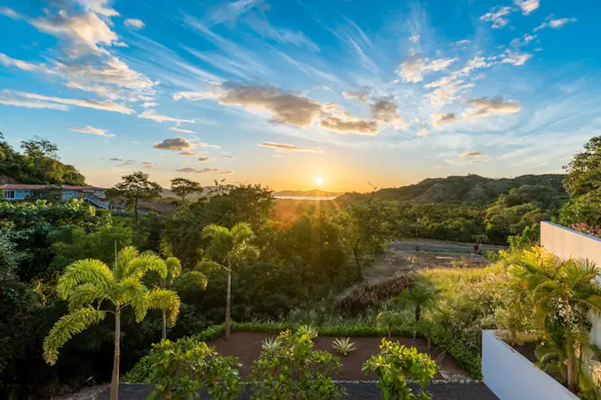 Coucher de soleil sur un paysage verdoyant luxuriant avec des palmiers