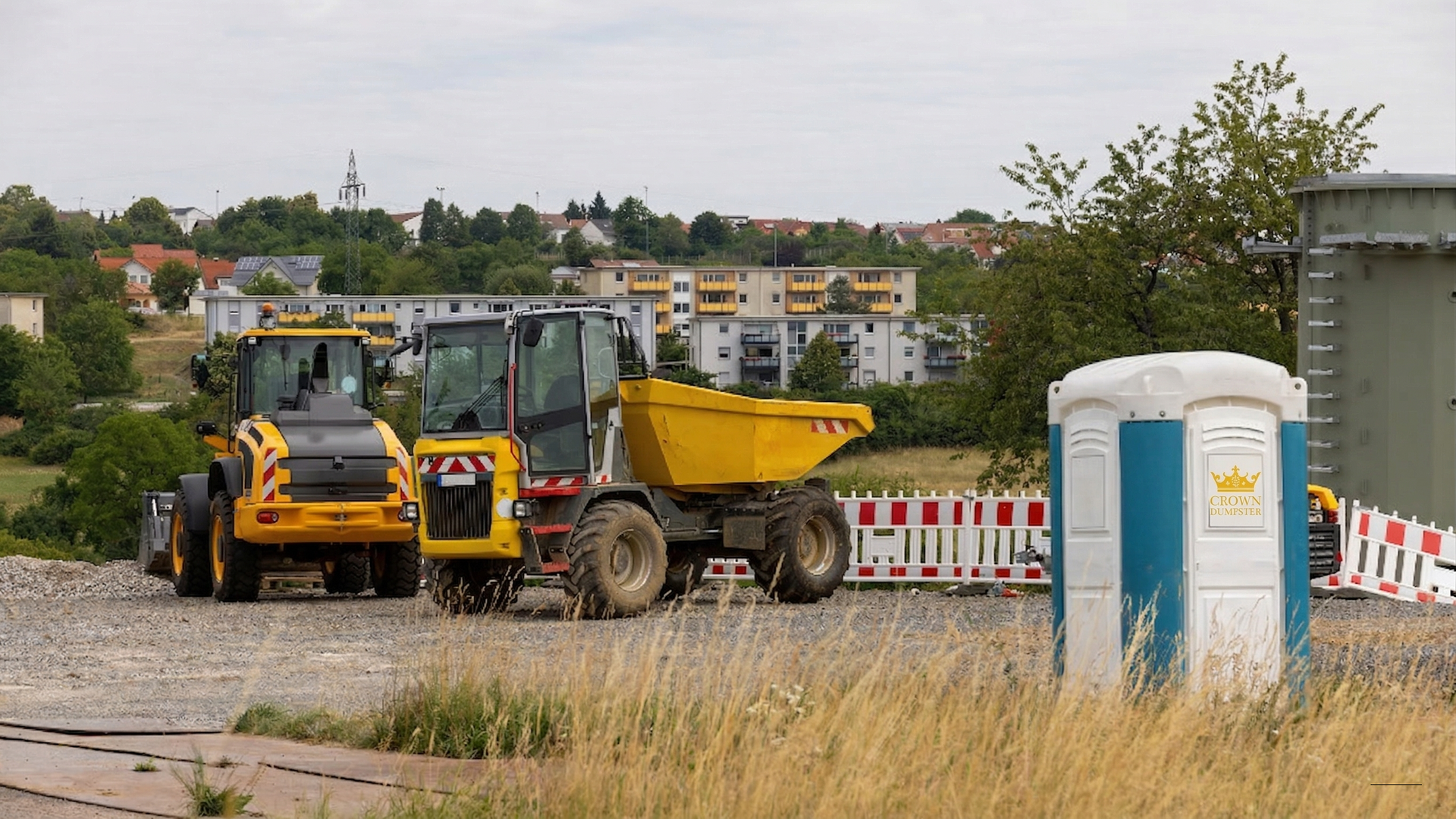 Kansas City, MO skyline on a sunny day. Large green lawn in foreground. Blue sky.