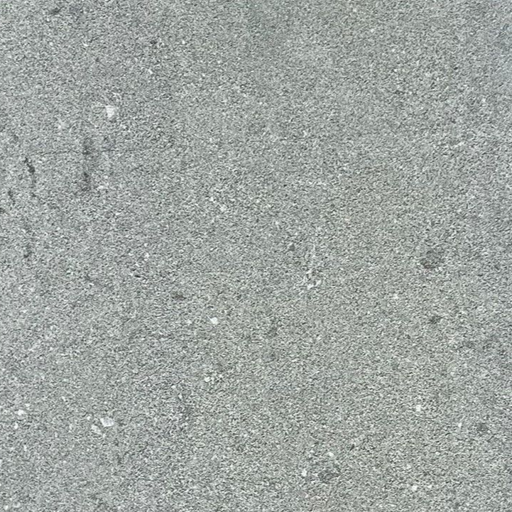 Szara faktura nawierzchni asfaltowej.