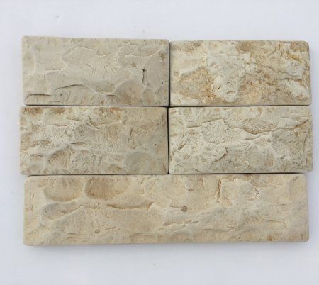 Sześć jasnobeżowych, prostokątnych, teksturowanych płytek.