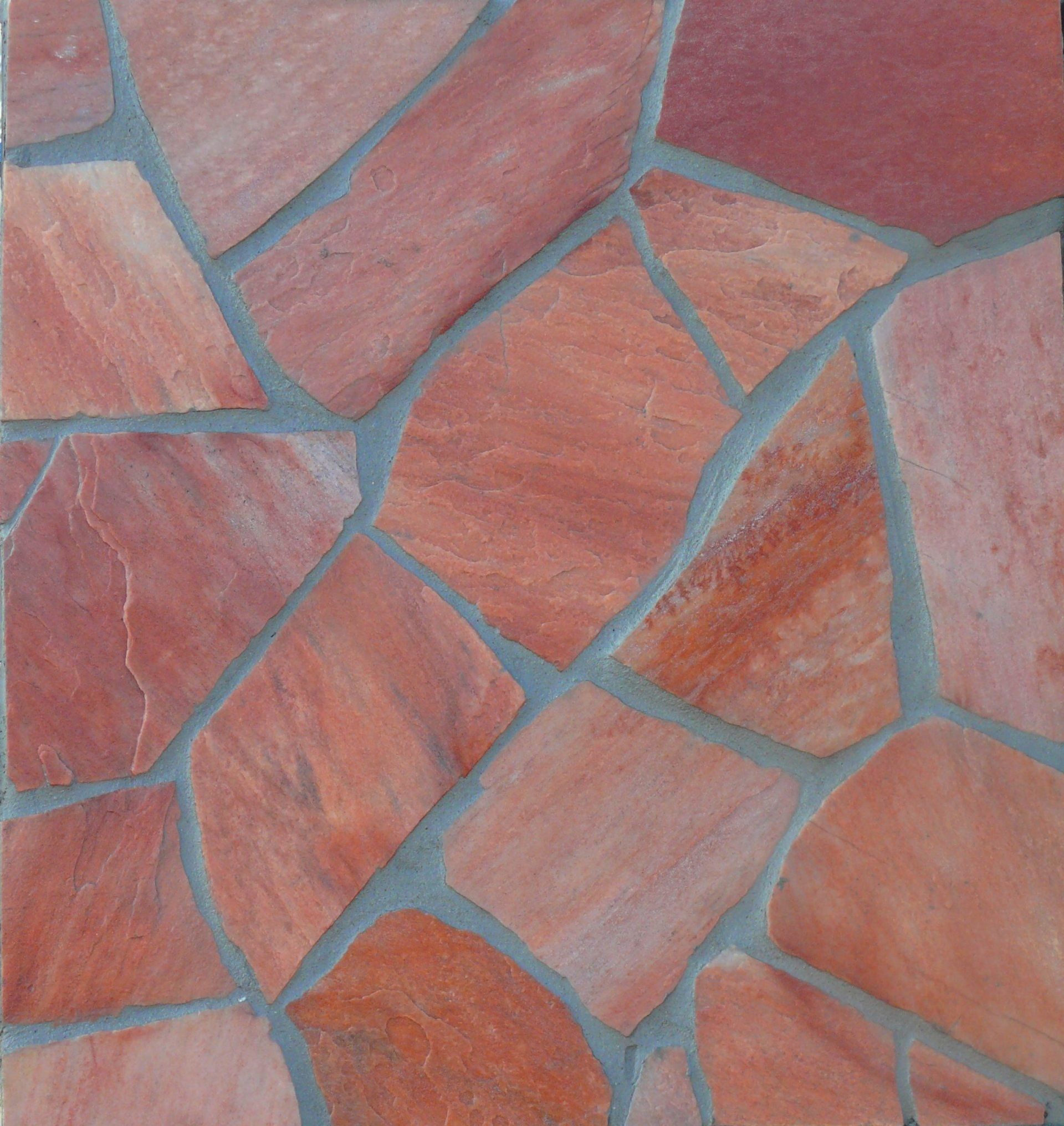 Patio z czerwonych płyt kamiennych z szarymi liniami fugi.