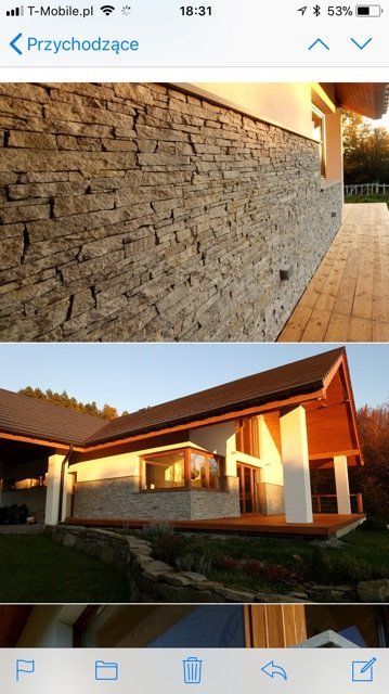 Kamienna elewacja domu z drewnianymi akcentami i brązowym dachem, widoczna z zewnątrz, w świetle naturalnym.