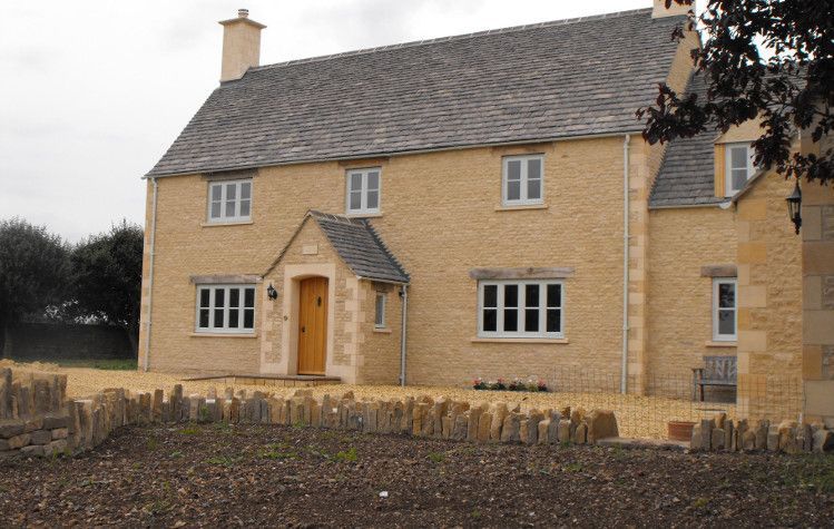 Jasny kamień o złamanej, ciepłej barwie, który wygląda luksusowo bez przesady. Pasuje do elewacji z drewnem i czarną stolarką, tworząc nowoczesny, a jednocześnie naturalny efekt.