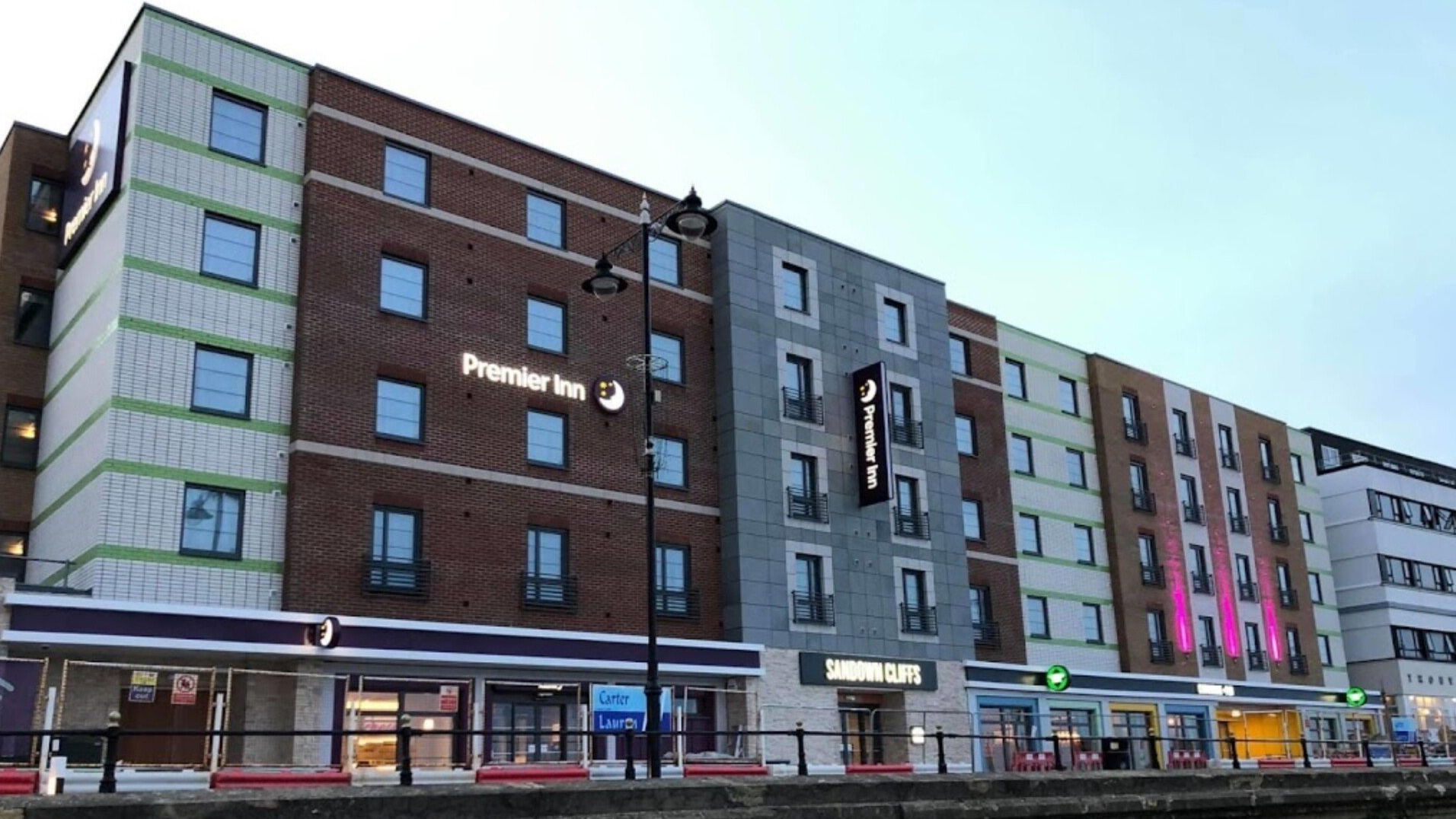 budynek z napisem Premier Inn