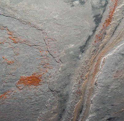 zbliżenie skały z teksturą i kilkoma pęknięciami.