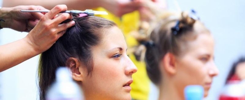 realizzazione di taglio e acconciatura