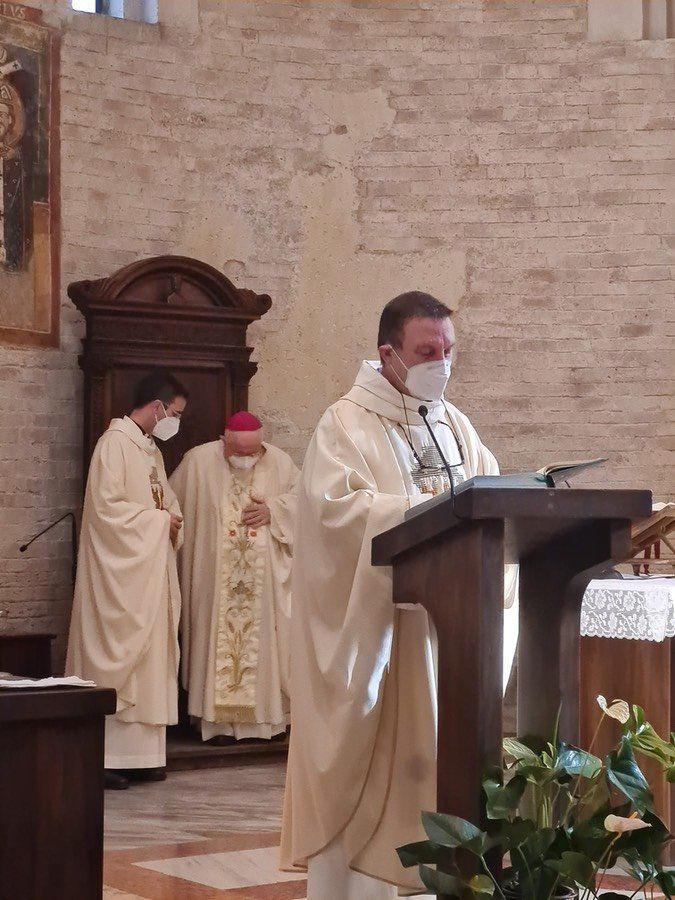 Prete che legge in chiesa
