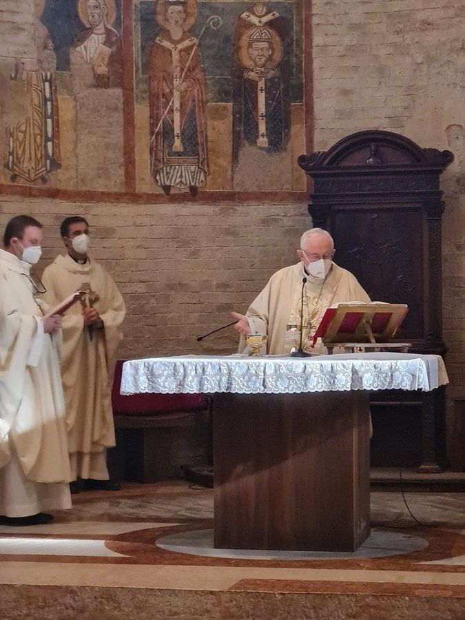 Vescovo che dice Messa