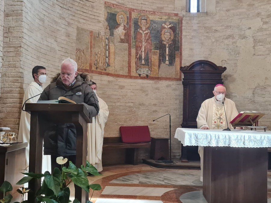Un uomo sta leggendo una Bibbia sul podio di una chiesa.