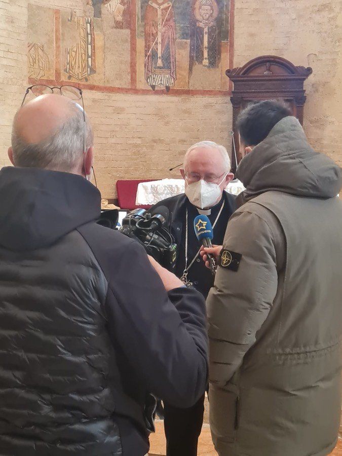 Un uomo che indossa una maschera sta parlando con altri due uomini