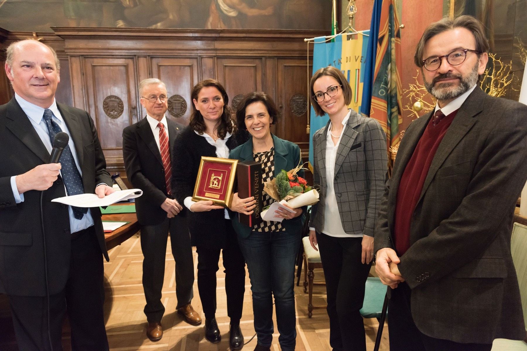 Un gruppo di persone posa per una foto in una stanza.