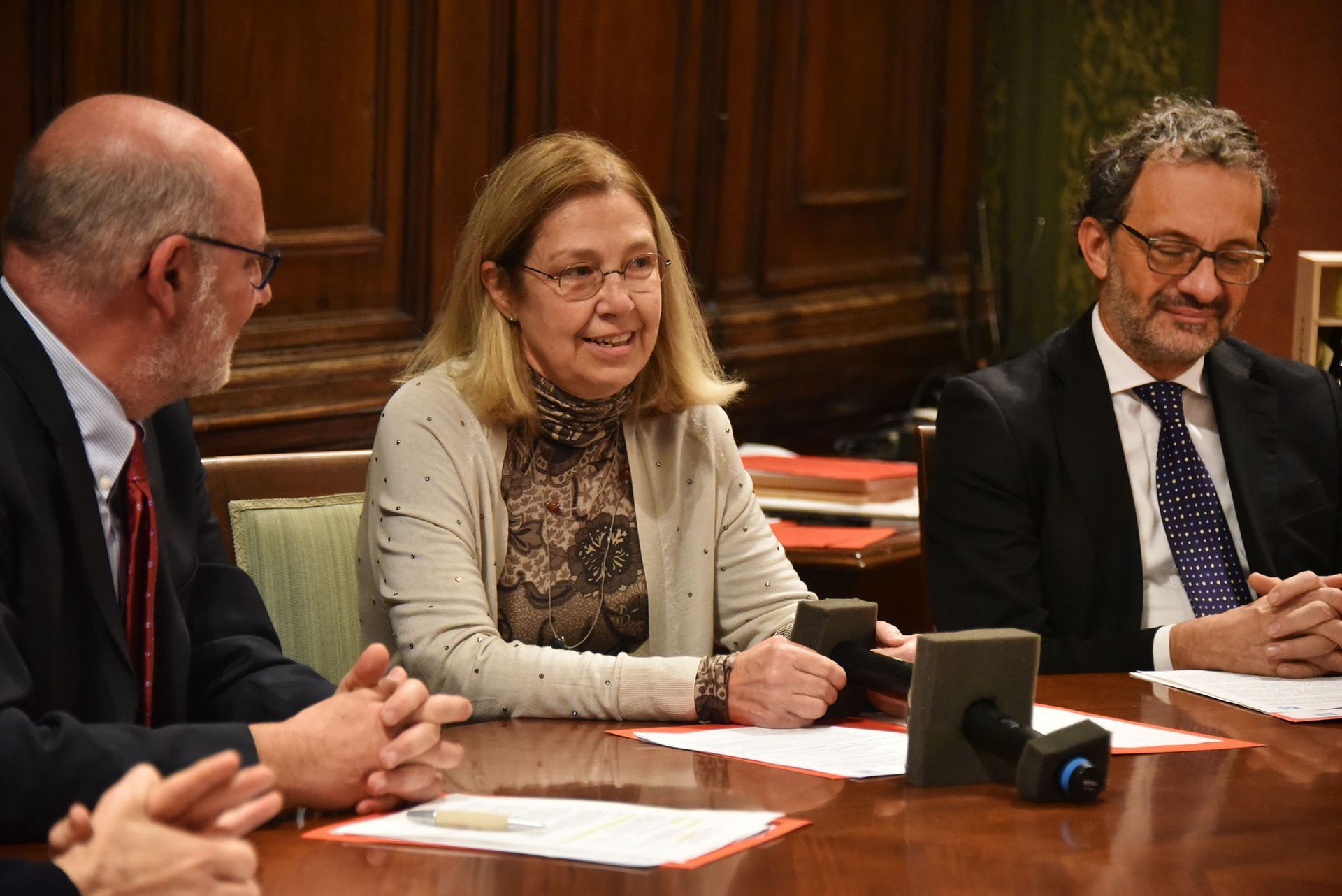 Un gruppo di persone è seduto attorno a un tavolo e sta facendo una riunione.