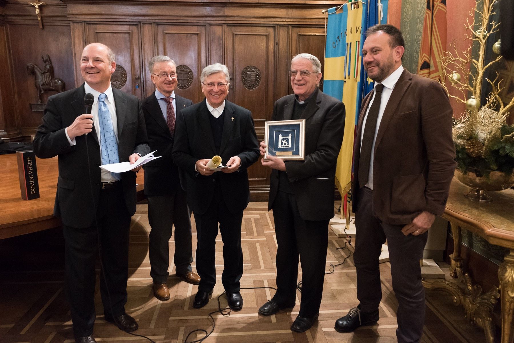 Un gruppo di uomini è in piedi uno accanto all'altro in una stanza.