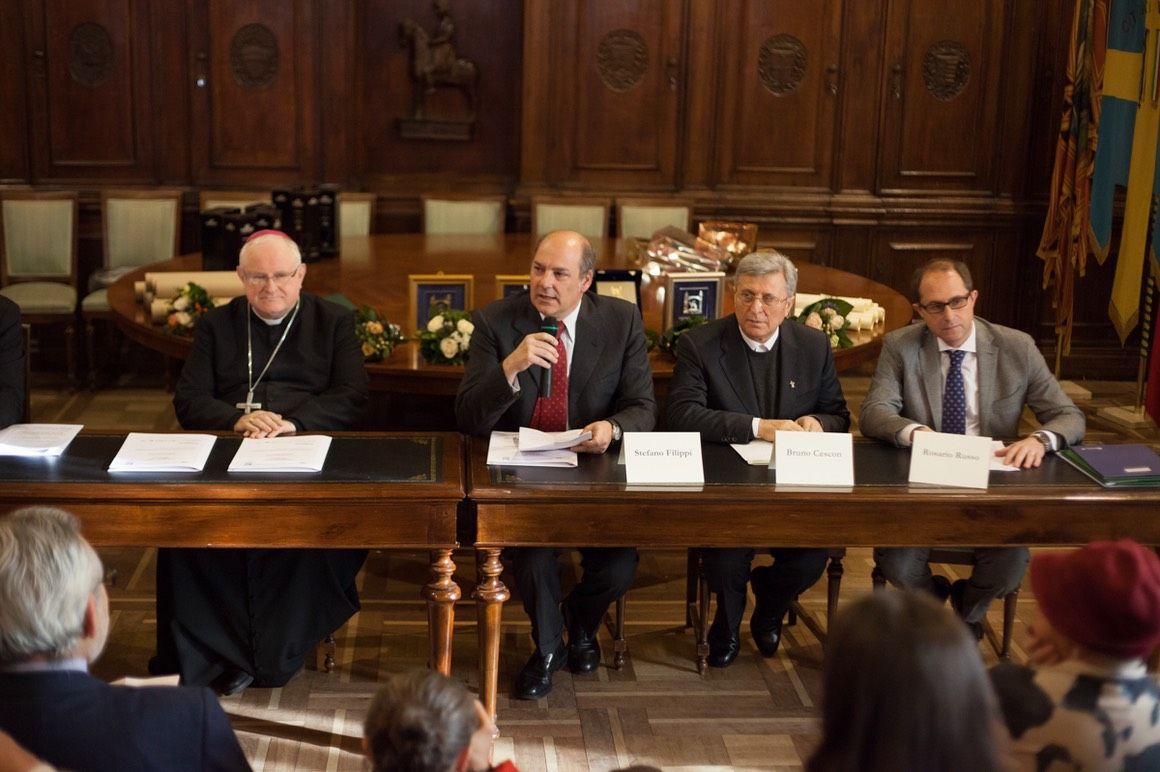Un gruppo di uomini è seduto a un tavolo in una stanza.