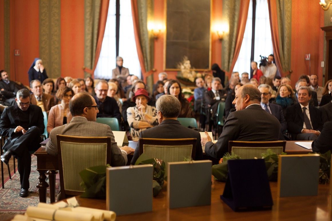 Un gruppo di persone è seduto a un tavolo in una stanza.