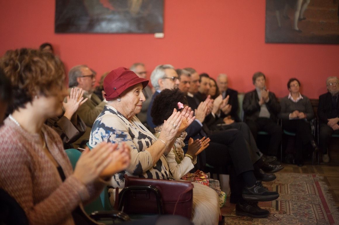 Un gruppo di persone batte le mani in una stanza.