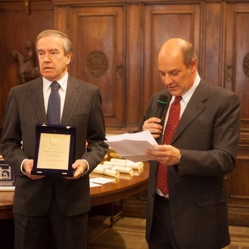 Due uomini in giacca e cravatta sono in piedi uno accanto all'altro