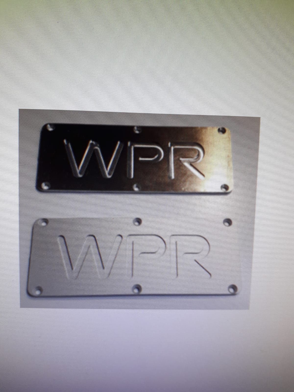 Due piastre di metallo con la parola wpr su di esse