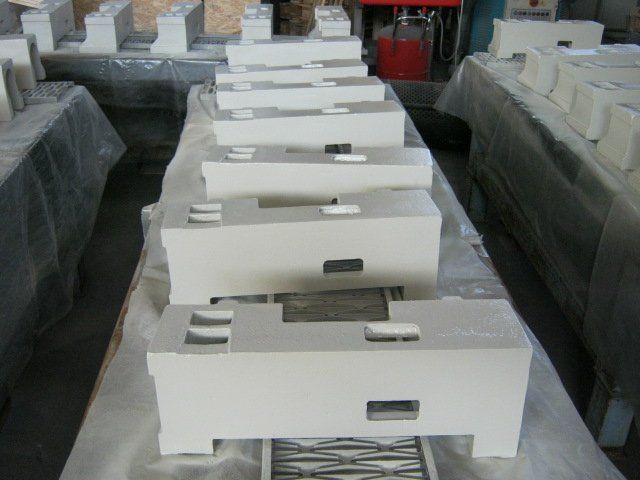 Una fila di blocchi bianchi sono allineati su un tavolo