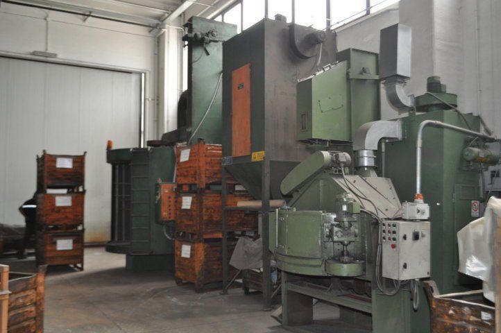 Un magazzino pieno di macchinari e scatole