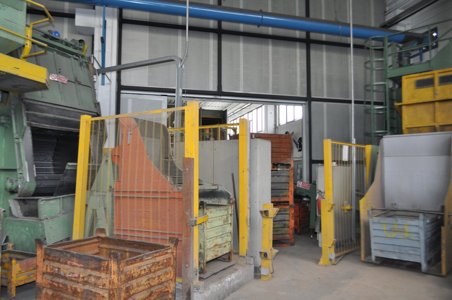 Una fabbrica piena di macchinari e scatole