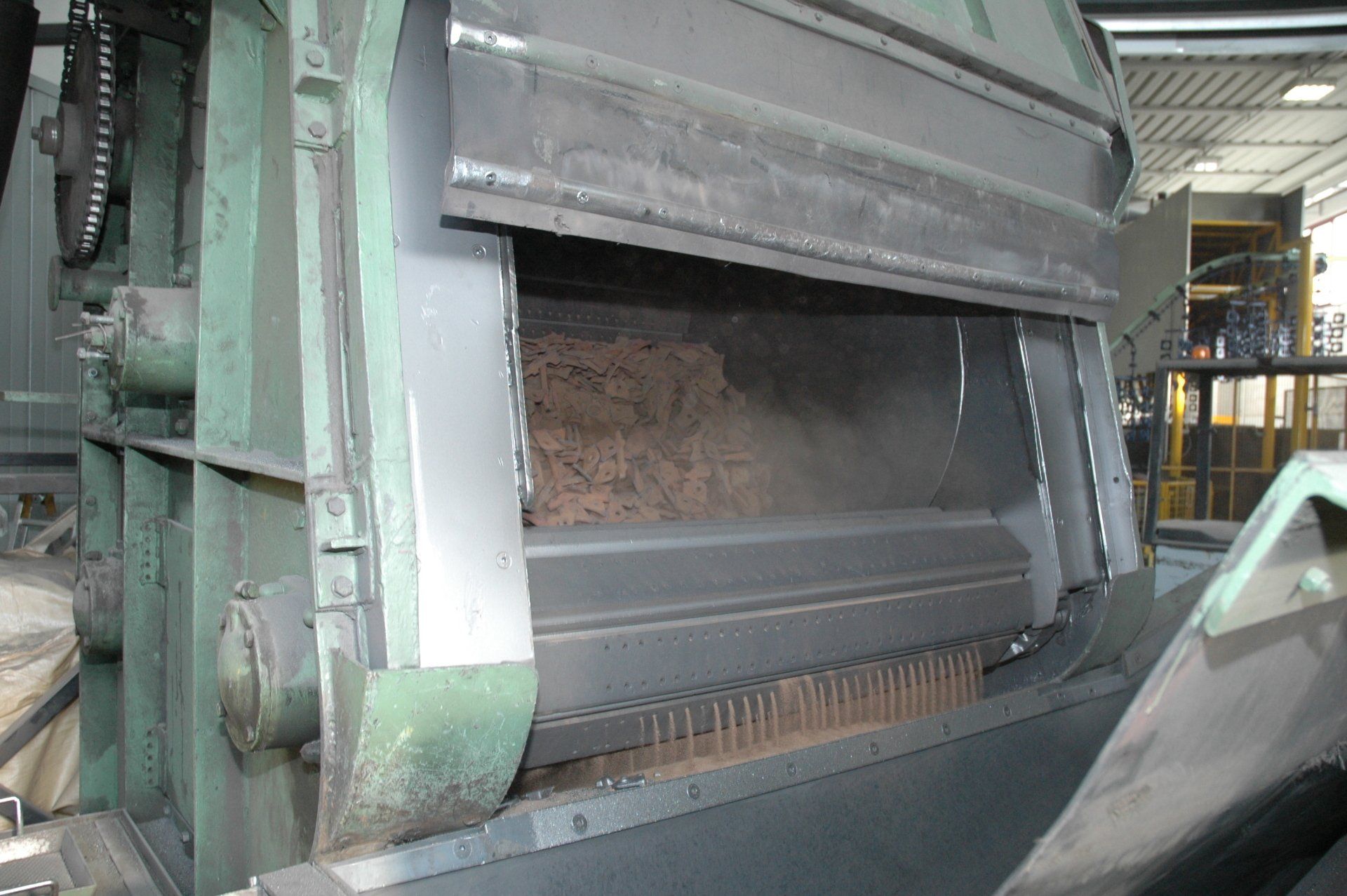 In una stanza c'è una grande macchina da cui esce molto fumo.