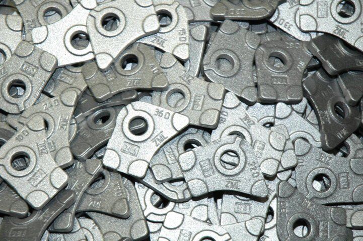 Un mucchio di pezzi di metallo con dei buchi