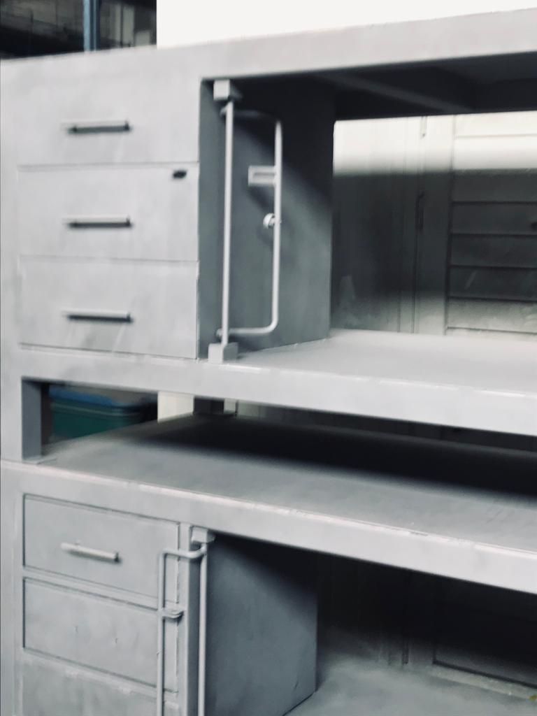 Una scrivania in acciaio inox con cassetti e ripiani