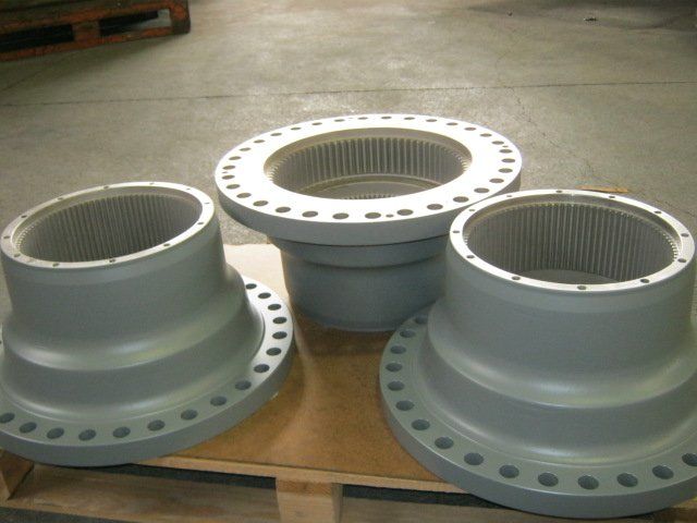 Tre pezzi di metallo sono appoggiati su un pallet di legno