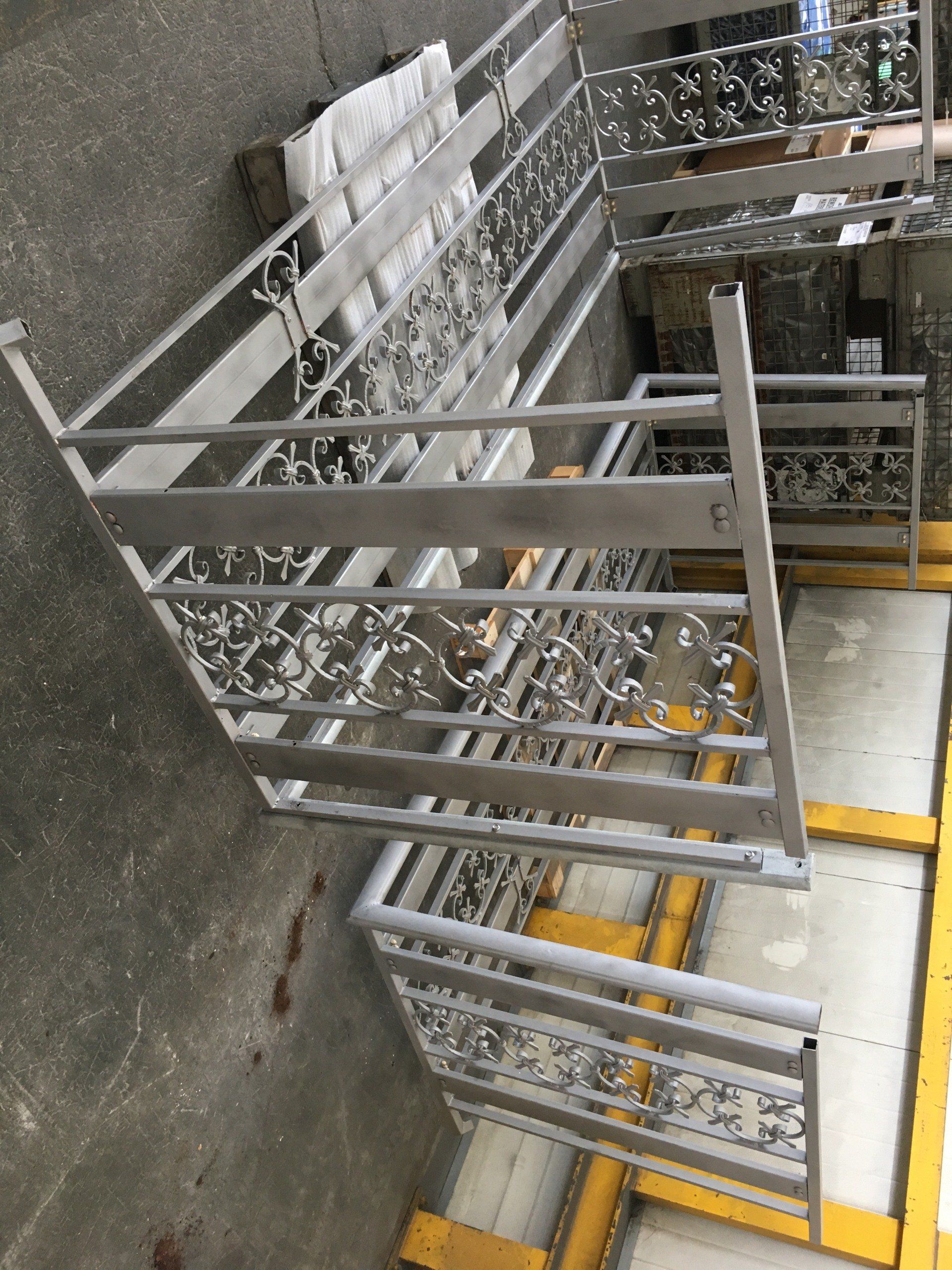 Un mucchio di casse di metallo sono appoggiate a terra